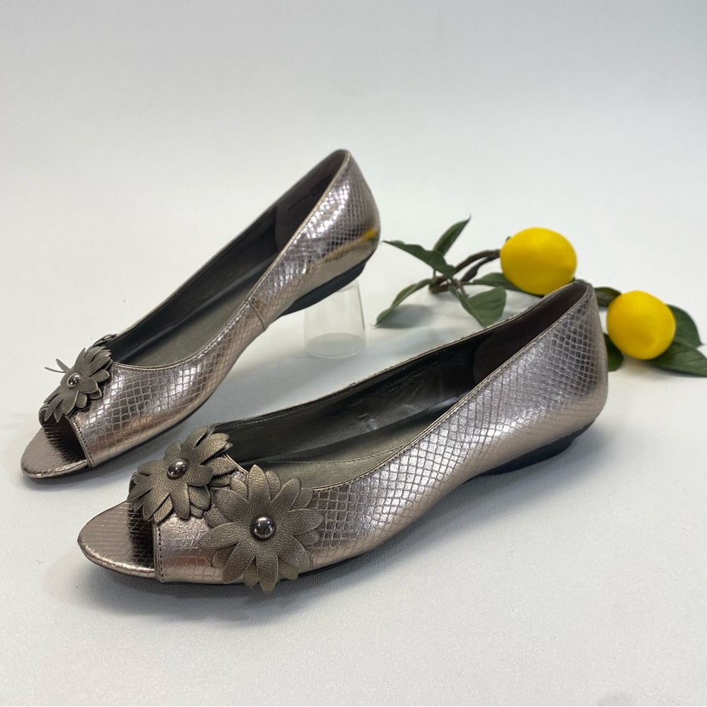 NWT 3-D Floral Peep Toe Flats 8.5 Metallic Non Leather Neutral Gunmetal Dressy